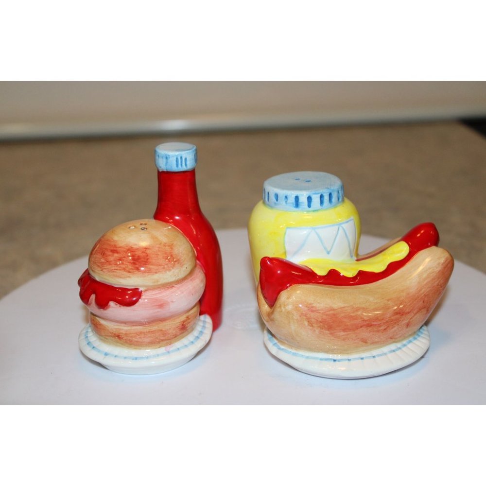 Salt & Pepper Shakers - Hamburger w/Ketchup and Hot Dog w/Mustard Large.